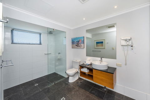 A 406 FANTASTIC OCEAN BEACH And MARINA VIEW APT - MANDURAH - Southport Accommodation 16
