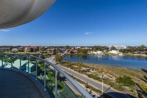 A 406 FANTASTIC OCEAN BEACH And MARINA VIEW APT - MANDURAH - Southport Accommodation 11