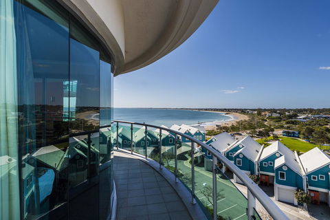 A 406 FANTASTIC OCEAN BEACH And MARINA VIEW APT - MANDURAH - Southport Accommodation 9