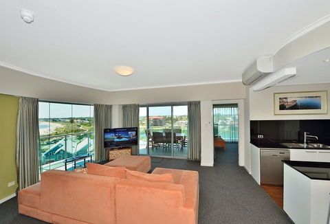 A 406 FANTASTIC OCEAN BEACH And MARINA VIEW APT - MANDURAH - Southport Accommodation 10