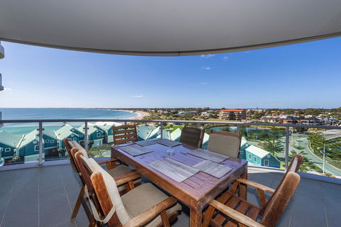 A 406 FANTASTIC OCEAN BEACH And MARINA VIEW APT - MANDURAH - Southport Accommodation 4