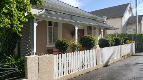 Arendon Cottage - Southport Accommodation 0