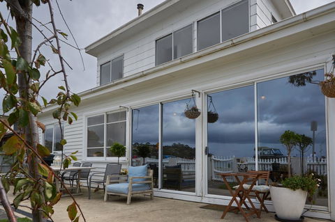 The Ultimate Beach House - Southport Accommodation 4