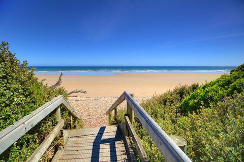 Amare Beachside Luxury - Southport Accommodation 24