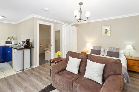 Oyster Cove Chalet - Southport Accommodation 5