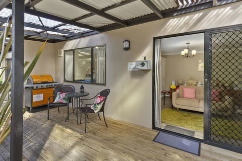 Oyster Cove Chalet - Southport Accommodation 3