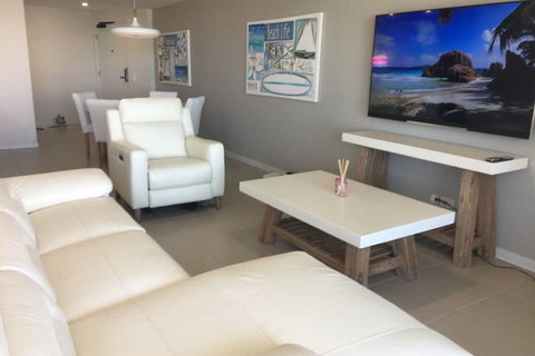 NEW UPMARKET COMFORTABLE 2 Bed, 2 Bath, OCEAN VIEWS, 250m To BUDDINA BEACH! - Accommodation Southport 3