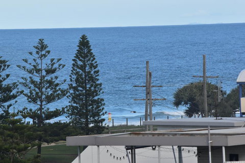 NEW UPMARKET COMFORTABLE 2 Bed, 2 Bath, OCEAN VIEWS, 250m To BUDDINA BEACH! - Accommodation Southport 2
