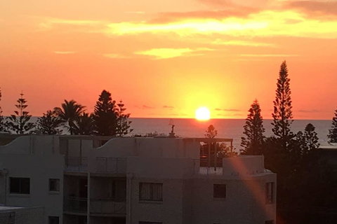 NEW UPMARKET COMFORTABLE 2 Bed, 2 Bath, OCEAN VIEWS, 250m To BUDDINA BEACH! - Accommodation Southport 1