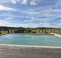 Noble Willow Estate Lovedale. Super Spacious with views and pool - Southport Accommodation