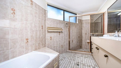 OCEAN WAVES - WiFi - Accommodation Southport 1