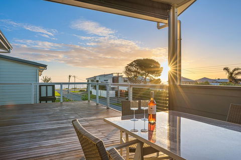 Oceans Eight - Southport Accommodation 0