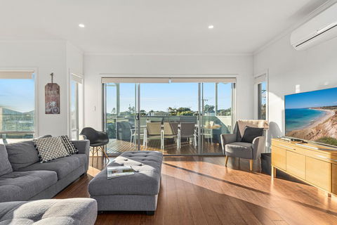 Oceans Eight - Southport Accommodation 2