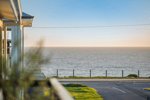 Oceans Eight - Southport Accommodation 1