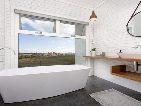 On A Hill - Modern Country Home Near Braidwood - Southport Accommodation 2