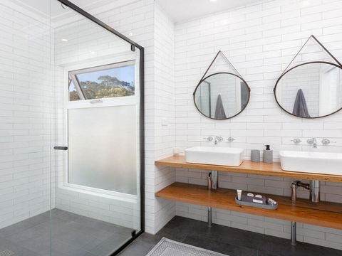 On A Hill - Modern Country Home Near Braidwood - Southport Accommodation 3
