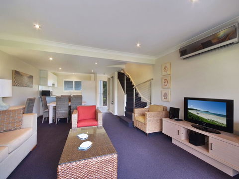 Pacific Blue Townhouse 358, 265 Sandy Point Road - Southport Accommodation 2