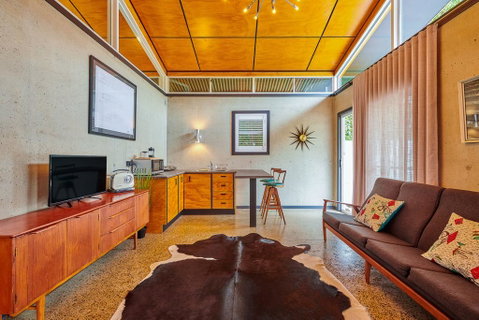 Palm Springs Suite - Southport Accommodation 3