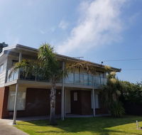 Portarlington beach shack 50 metres to the water - Southport Accommodation