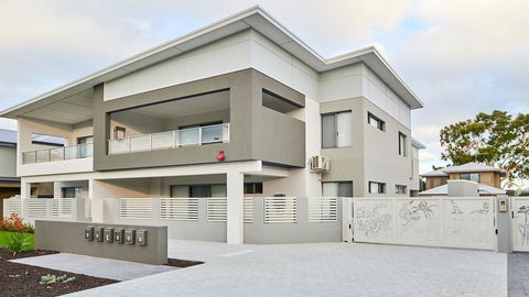 Quiet Garden City Unit - Free WiFi & Parking - Southport Accommodation 2