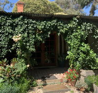 Red Hill Cottage - Southport Accommodation