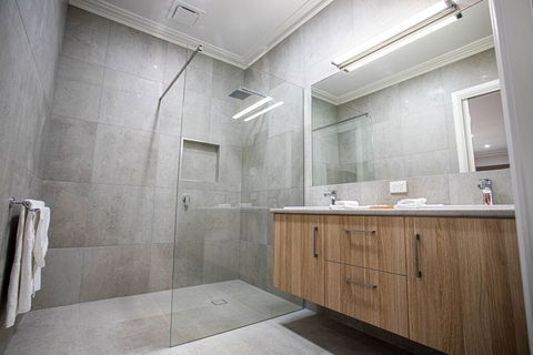Red Waratah Accommodation - Southport Accommodation 3