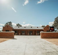 Red Waratah Accommodation - Southport Accommodation