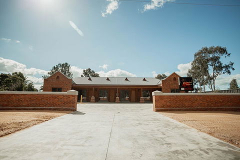 Red Waratah Accommodation - Southport Accommodation 0