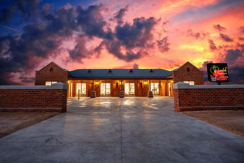 Red Waratah Accommodation - Southport Accommodation 1