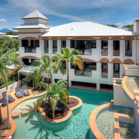 REGAL 32 APARTMENT - SPA BATH - Macrossan St - Accommodation Southport 0