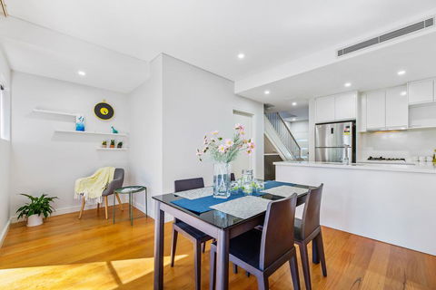 Relax In A Spacious & Modern Townhouse In Asquith - Southport Accommodation 2