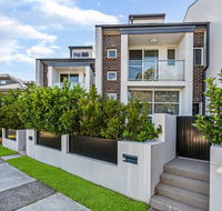 Relax in a Spacious  Modern Townhouse in Asquith - Southport Accommodation