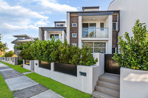 Relax In A Spacious & Modern Townhouse In Asquith - Southport Accommodation 0