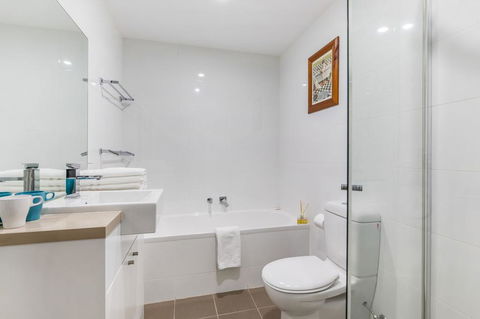 Relax In A Spacious & Modern Townhouse In Asquith - Southport Accommodation 1