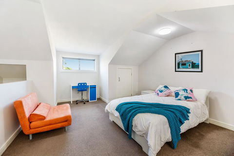 Relax In A Spacious & Modern Townhouse In Asquith - Southport Accommodation 3