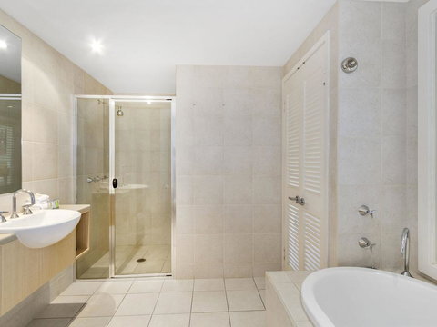 RESORT ON THE BEACH 6310 - TOP FLOOR - Accommodation Southport 2