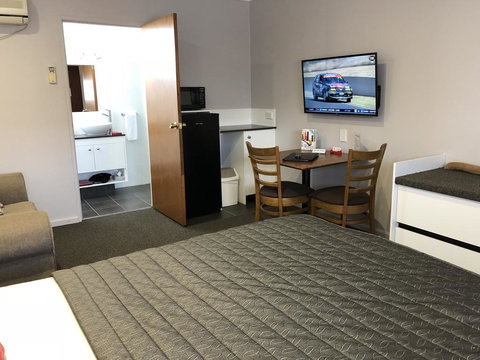 Roydons Motor Inn - Accommodation Southport 1