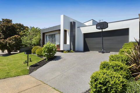 SAFETY BEACH ENTERTAINER - Southport Accommodation 1