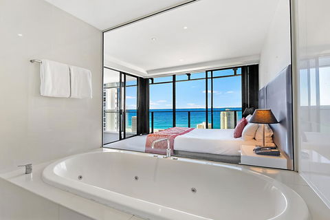 SeaBreeze Holidayz On Cavill Ocean View - Southport Accommodation 1