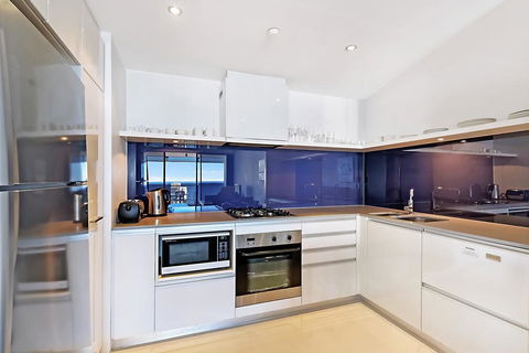 SeaBreeze Holidayz On Cavill Ocean View - Southport Accommodation 3