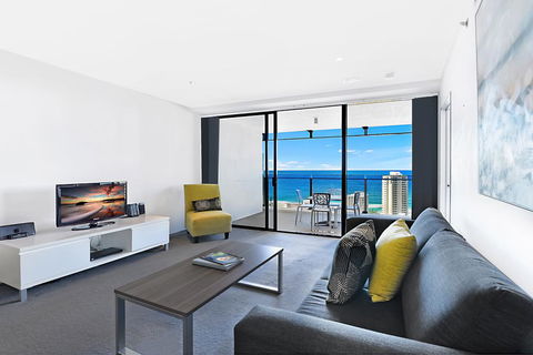 SeaBreeze Holidayz On Cavill Ocean View - Southport Accommodation 2