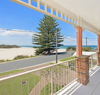 SEASCAPE - An Enticing Lakeside Escape - Southport Accommodation