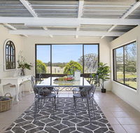 Silky Oak Cottage - cosy with country views - Southport Accommodation