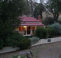 Sinnamons Cottage - Southport Accommodation