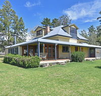 Soldiers Cottage picturebook vineyard home - Southport Accommodation