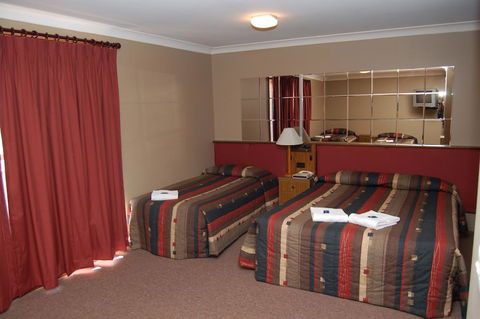 Southern Cross Motor Inn & Tourist Park - Southport Accommodation 1