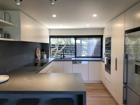 Spray Point Beach House: Entertaining Deck - Southport Accommodation 2