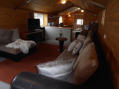 Springmead Rustic Cabin - Southport Accommodation 3