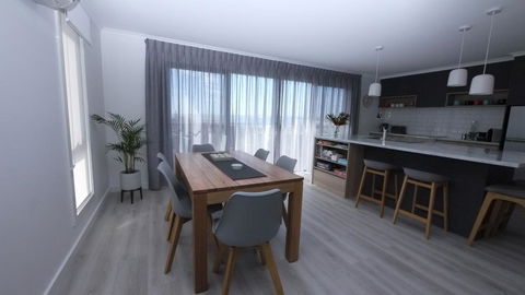 Stylish Holiday Unit - Southport Accommodation 1