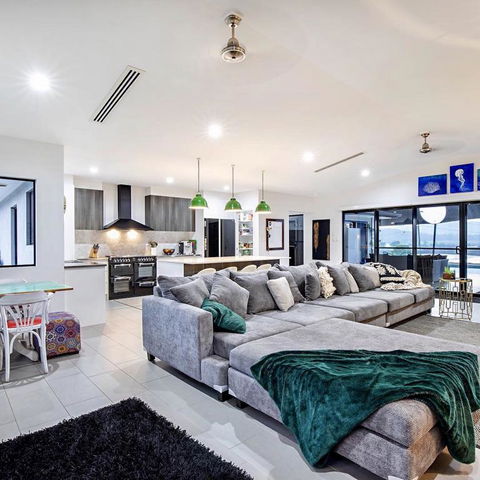 Sunset Penthouse Couples Retreat, Close To Airlie Beach, Champagne On Arrival - Southport Accommodation 3